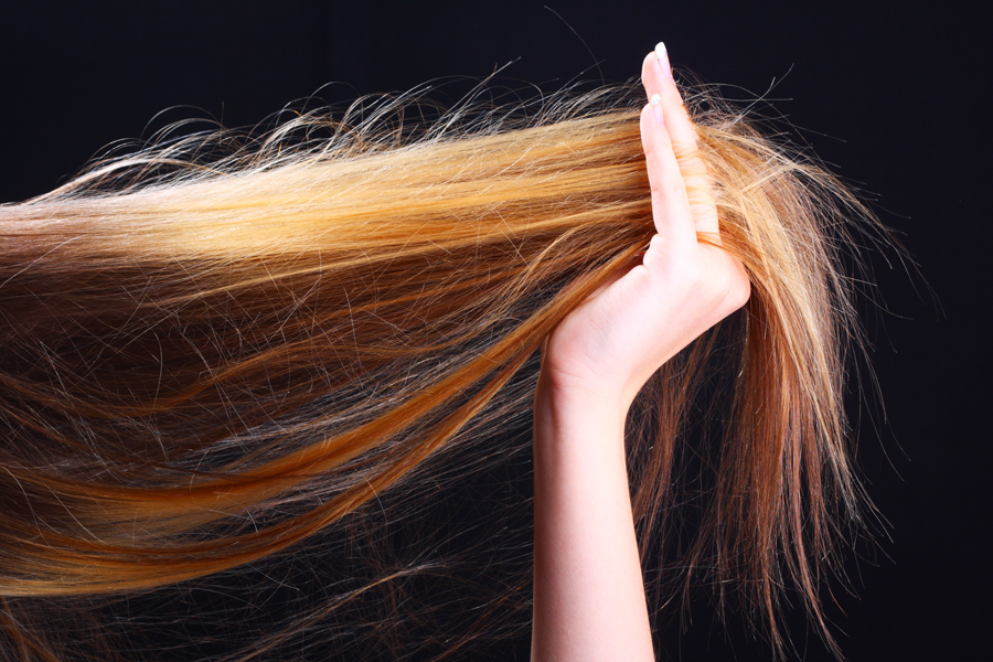 Cabelo cacheado com frizz: 7 dicas para acabar de uma vez por todas com os  fios arrepiados